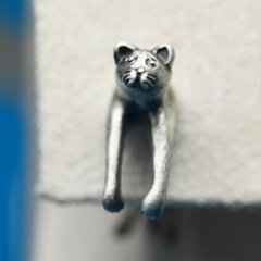 穴にはまって、こまり顔ねこピアスの画像