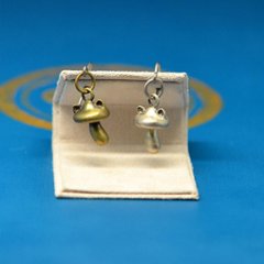 きのこ猫 ピアスチャーム｜silver925・真鍮｜猫好きのためのハンドメイドアクセサリーの画像