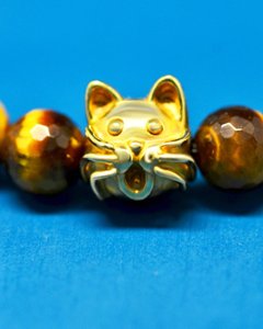 10ｍｍの猫顔(18金）と８mm多面カットタイガーアイのブレスレットの画像