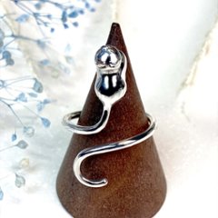 指の上で寝ちゃう香箱猫リング（フリーサイズ）画像