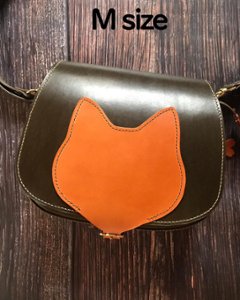 Cat's face on bag /M サイズ・本体緑、猫とお魚ナチュラル色（展示品）（最後の１つ）の画像