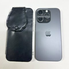 iphone15pro レザーケース　黒猫の手でレンズ守ります　肉球はピンクの画像