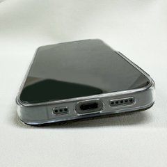 iphone15pro レザーケース　黒猫の手でレンズ守ります　肉球はピンク画像