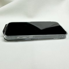 iphone15pro レザーケース　黒猫の手でレンズ守ります　肉球はピンク画像