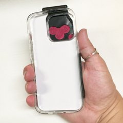 iphone15pro レザーケース　黒猫の手でレンズ守ります　肉球はピンク画像