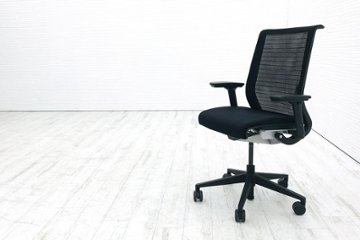 スチールケース シンクチェア 中古 ブラック クッション メッシュ Steelcase Think 可動肘 中古オフィス家具の画像