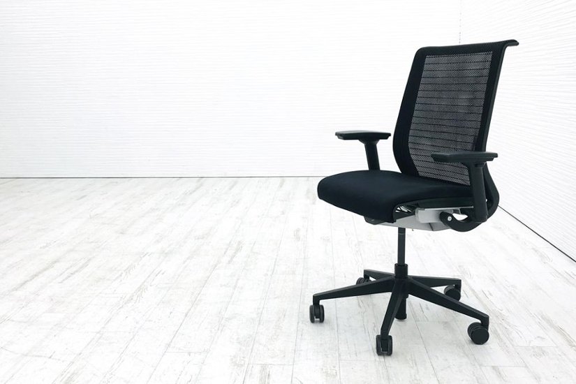 スチールケース シンクチェア 中古 ブラック クッション メッシュ Steelcase Think 可動肘 中古オフィス家具画像