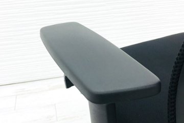 スチールケース シンクチェア 中古 ブラック クッション メッシュ Steelcase Think 可動肘 中古オフィス家具画像