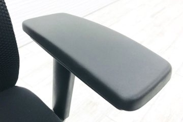 スチールケース シンクチェア 中古 ブラック クッション メッシュ Steelcase Think 可動肘 中古オフィス家具画像