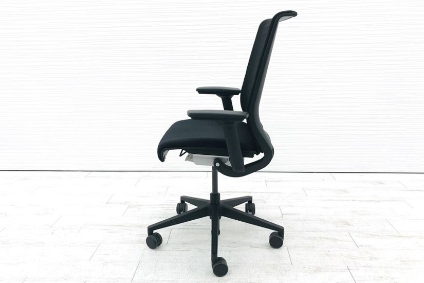 スチールケース シンクチェア 中古 ブラック クッション メッシュ Steelcase Think 可動肘 中古オフィス家具画像