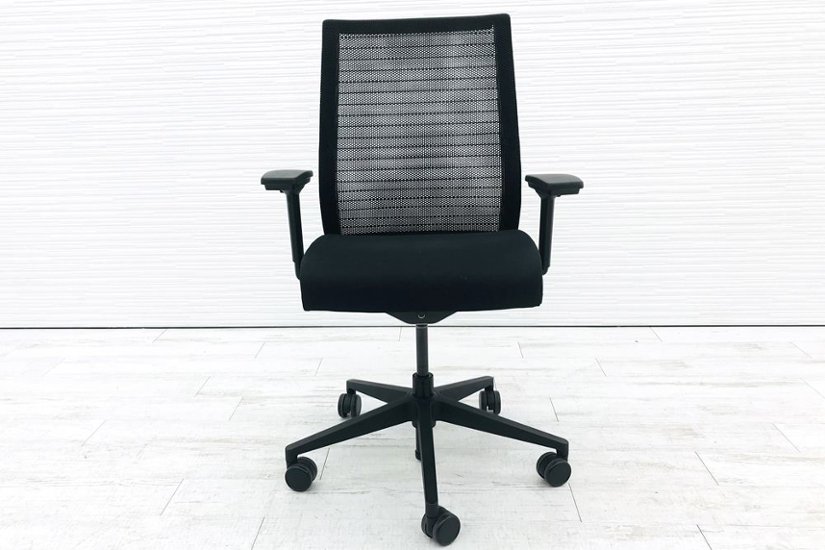 スチールケース シンクチェア 中古 ブラック クッション メッシュ Steelcase Think 可動肘 中古オフィス家具画像