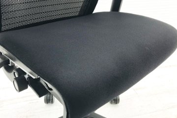 スチールケース シンクチェア 中古 ブラック クッション メッシュ Steelcase Think 可動肘 中古オフィス家具画像