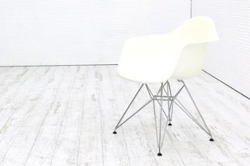 ヴィトラ イームズチェア ハーマンミラー Vitra 中古 イームズ HermanMiller Eames Plastic ArmChair ホワイトの画像