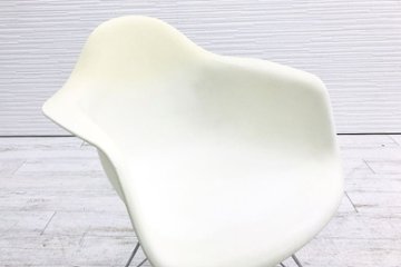 ヴィトラ イームズチェア ハーマンミラー Vitra 中古 イームズ HermanMiller Eames Plastic ArmChair ホワイト画像