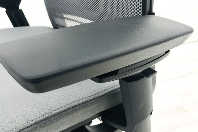 スチールケース シンクチェア 2016年製 中古 クッション メッシュ Steelcase Think 可動肘 中古オフィス家具 465A300 ニッケル画像