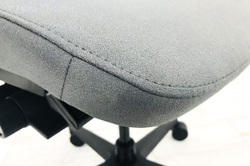 スチールケース シンクチェア 2016年製 中古 クッション メッシュ Steelcase Think 可動肘 中古オフィス家具 465A300 ニッケル画像