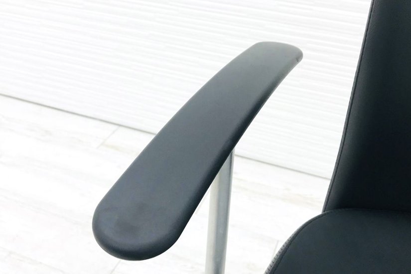 フリッツハンセン スピンチェア FritzHansen SPIN ミーティングチェア デスクチェア 革 レザー 肘付 中古オフィス家具画像