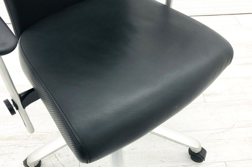 フリッツハンセン スピンチェア FritzHansen SPIN ミーティングチェア デスクチェア 革 レザー 肘付 中古オフィス家具画像