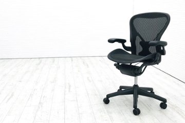 アーロンチェア 中古 2017年製 ハーマンミラー Bサイズ ライト 前傾チルト 固定肘 グラファイト Herman Miller Aeron Chairs 中古オフィス家具の画像