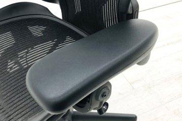 ハーマンミラー アーロンチェア Aサイズ ライト 中古  Herman miller Aeron Chair アーロン ポスチャーフィット 固定肘 中古オフィス家具画像