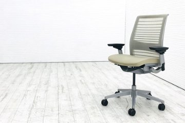 スチールケース シンクチェア 2016年製 中古 クッション メッシュ Steelcase Think 可動肘 中古オフィス家具 465A300 ベージュ画像