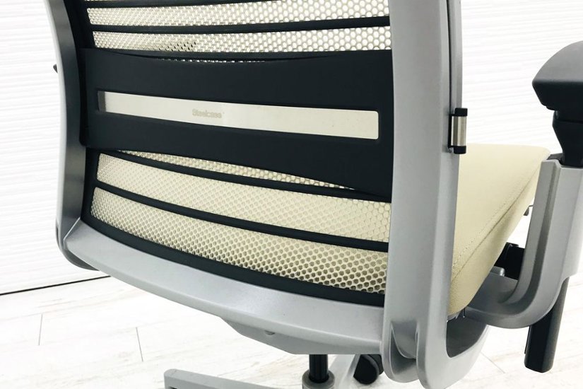 スチールケース シンクチェア 2016年製 中古 クッション メッシュ Steelcase Think 可動肘 中古オフィス家具 465A300 ベージュ画像