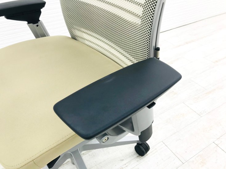 スチールケース シンクチェア 2016年製 中古 クッション メッシュ Steelcase Think 可動肘 中古オフィス家具 465A300 ベージュ画像