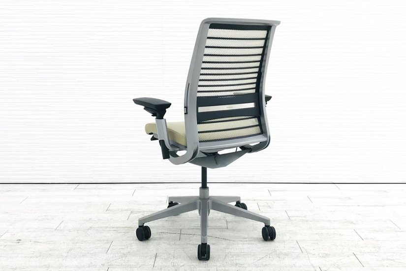 スチールケース シンクチェア 2016年製 中古 クッション メッシュ Steelcase Think 可動肘 中古オフィス家具 465A300 ベージュ画像