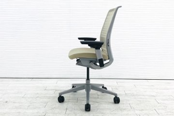 スチールケース シンクチェア 2016年製 中古 クッション メッシュ Steelcase Think 可動肘 中古オフィス家具 465A300 ベージュ画像