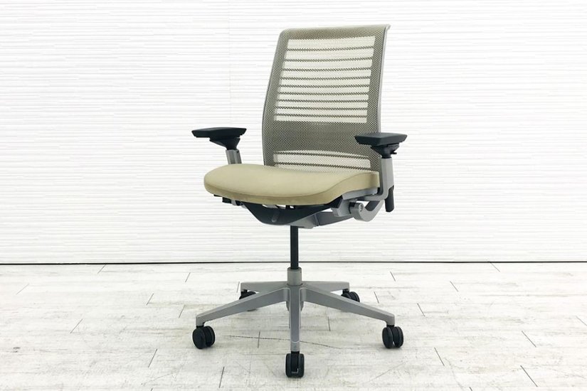 スチールケース シンクチェア 2016年製 中古 クッション メッシュ Steelcase Think 可動肘 中古オフィス家具 465A300 ベージュ画像