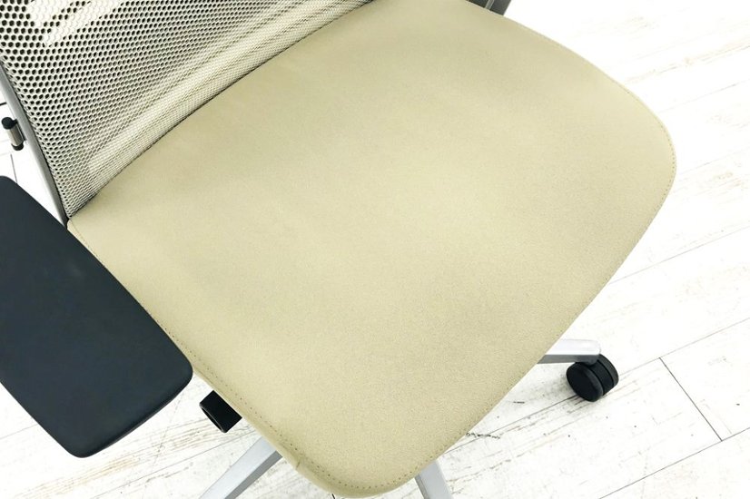 スチールケース シンクチェア 2016年製 中古 クッション メッシュ Steelcase Think 可動肘 中古オフィス家具 465A300 ベージュ画像