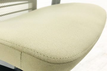 スチールケース シンクチェア 2016年製 中古 クッション メッシュ Steelcase Think 可動肘 中古オフィス家具 465A300 ベージュ画像