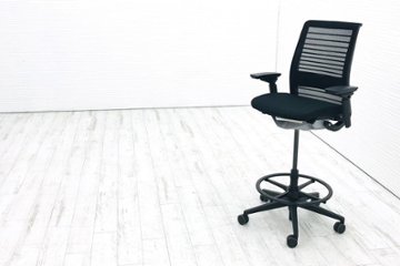 スチールケース シンクチェア ハイチェア 2018年製 中古 ブラック クッション メッシュ Steelcase Think 可動肘 中古オフィス家具 465B300の画像