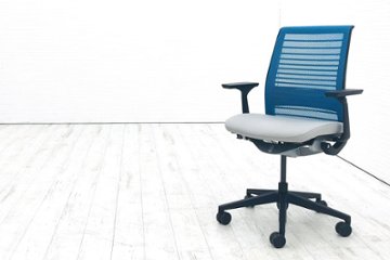 スチールケース シンクチェア 2016年製 中古 クッション メッシュ Steelcase Think 固定肘 中古オフィス家具 465A300 ブルー画像