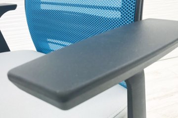 スチールケース シンクチェア 2016年製 中古 クッション メッシュ Steelcase Think 固定肘 中古オフィス家具 465A300 ブルー画像