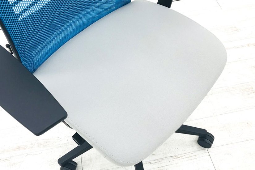 スチールケース シンクチェア 2016年製 中古 クッション メッシュ Steelcase Think 固定肘 中古オフィス家具 465A300 ブルー画像