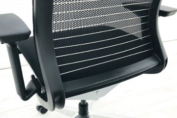 シンクチェア スチールケース 中古 中古オフィス家具 ブラック クッション メッシュ Steelcase Think 可動肘 アルミ脚画像