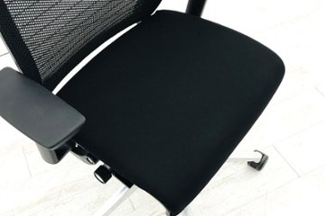 シンクチェア スチールケース 中古 中古オフィス家具 ブラック クッション メッシュ Steelcase Think 可動肘 アルミ脚画像