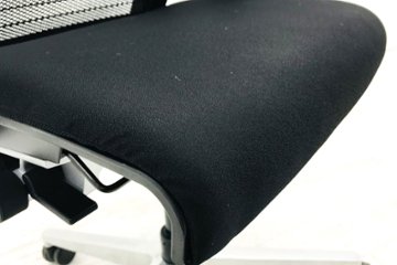 シンクチェア スチールケース 中古 中古オフィス家具 ブラック クッション メッシュ Steelcase Think 可動肘 アルミ脚画像