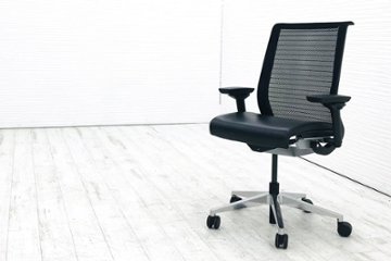 シンクチェア 2014年製 スチールケース 中古 中古オフィス家具 ブラック レザー メッシュ Steelcase Think 可動肘 アルミ脚の画像