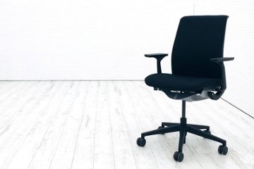 スチールケース シンクチェア 2016年製 中古 ブラック クッション Steelcase Think 固定肘 中古オフィス家具 465A000の画像