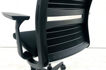 スチールケース シンクチェア 2016年製 中古 ブラック クッション Steelcase Think 固定肘 中古オフィス家具 465A000画像