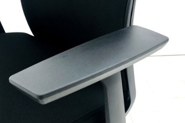 スチールケース シンクチェア 2016年製 中古 ブラック クッション Steelcase Think 固定肘 中古オフィス家具 465A000画像