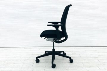 スチールケース シンクチェア 2016年製 中古 ブラック クッション Steelcase Think 固定肘 中古オフィス家具 465A000画像