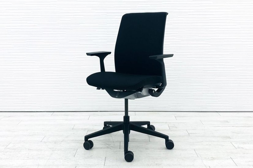 スチールケース シンクチェア 2016年製 中古 ブラック クッション Steelcase Think 固定肘 中古オフィス家具 465A000画像