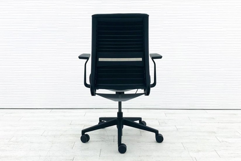 スチールケース シンクチェア 2016年製 中古 ブラック クッション Steelcase Think 固定肘 中古オフィス家具 465A000画像