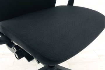 スチールケース シンクチェア 2016年製 中古 ブラック クッション Steelcase Think 固定肘 中古オフィス家具 465A000画像