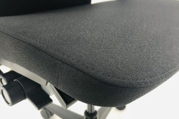 スチールケース シンクチェア 2016年製 中古 ブラック クッション Steelcase Think 固定肘 中古オフィス家具 465A000画像