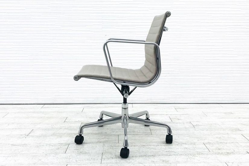 イームズ アルミナムグループ アルミナムチェア  中古 ハーマンミラー 中古オフィス家具 Herman Miller ベージュ系色 正規品画像