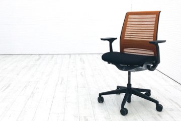 スチールケース シンクチェア 2016年製 中古 クッション メッシュ Steelcase Think 固定肘 中古オフィス家具 465A300 オレンジの画像